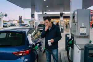 ¿Te equivocas al echar combustible? ¿Qué cubre realmente el seguro?